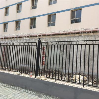 托里縣烏魯木齊二十二中學校刀片刺網(wǎng)施工案例
